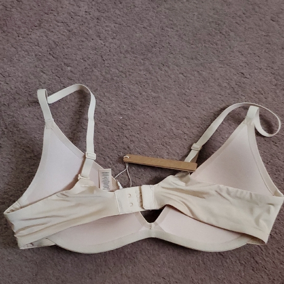 SKIMS Sand Wireless Foam Bra - Picture 3 of 3